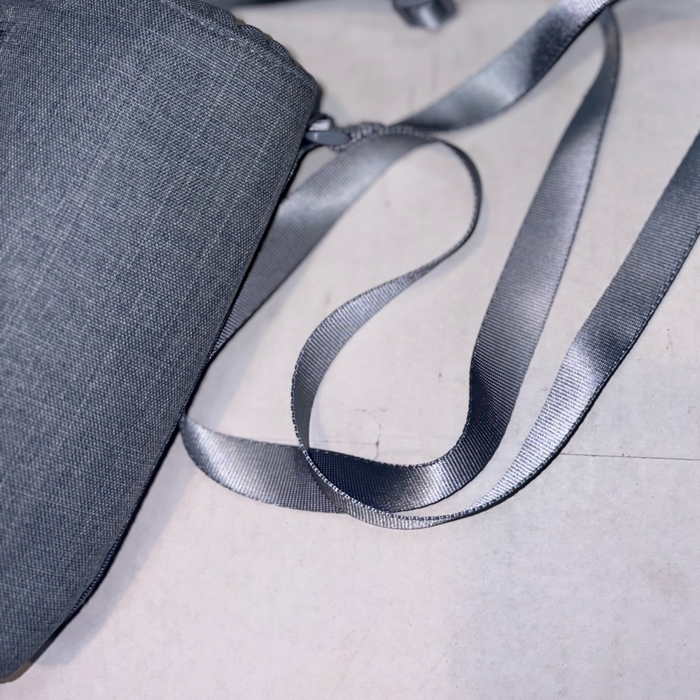 Vera Bradley Lighten Up Water Bottle Crossbody bag in a grey fabric - Picture 5 of 9